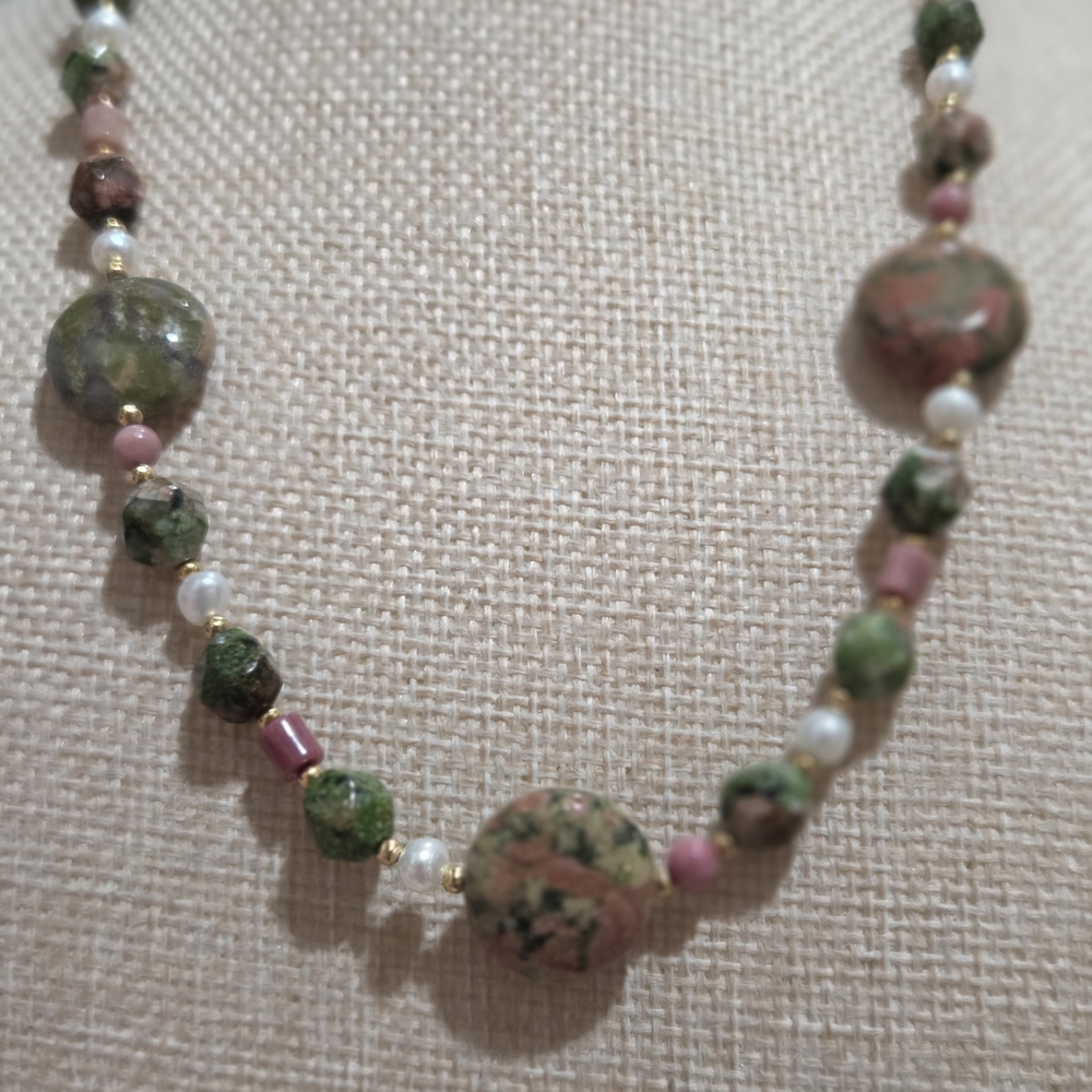 Elegant Green and Pink Agate Beaded Necklace